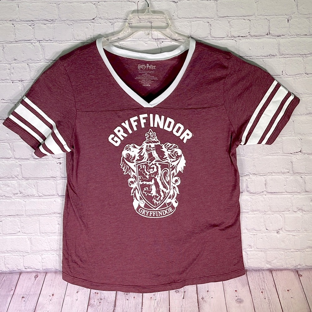 HARRY POTTER GRIFFINDOR's Women's Red V-Neck Tee. Size: 2XL